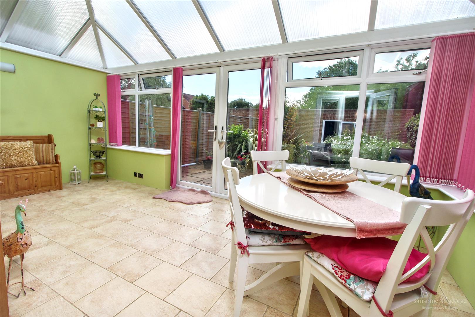 3 bed property in Sandhills Way, Reading